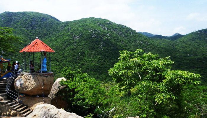 Ngút gió bình an trên đỉnh Chùa Linh Sơn Tự ở Tuy Phong
