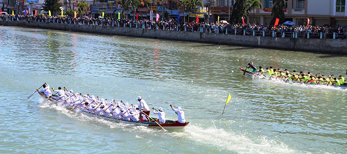 Lễ hội đua thuyền trên sông Cà Ty