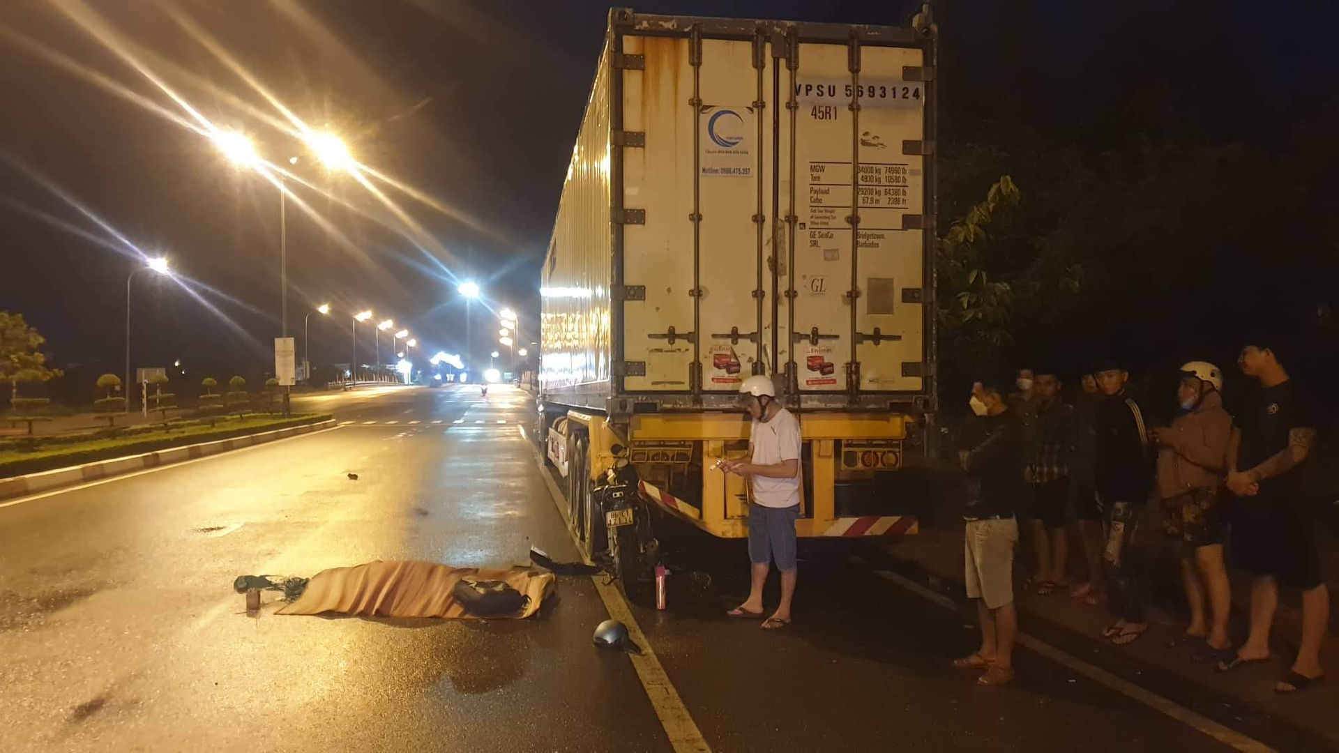 Tông vào đuôi container, thanh niên chết tại chỗ - Ảnh: Nguyễn Luân/Báo Bình Thuận