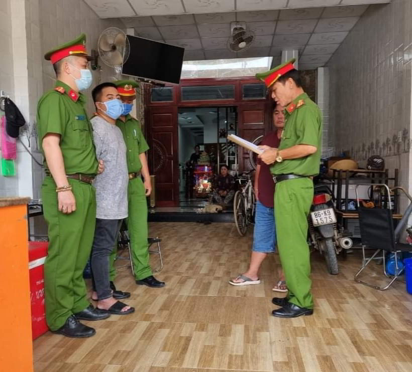 Bắt tạm giam đối tượng vu khống bị công an đánh - Ảnh: Nguyễn Luân/Báo Bình Thuận