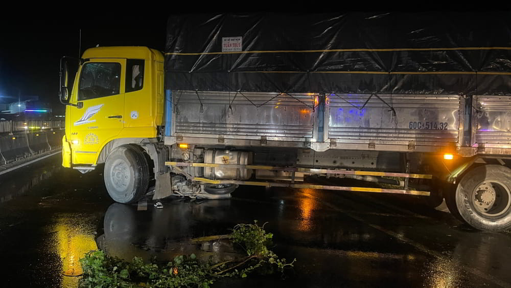 Tông vào xe tải đang rẽ ra quốc lộ, một người chết - Ảnh: Lê Phúc/Báo Bình Thuận