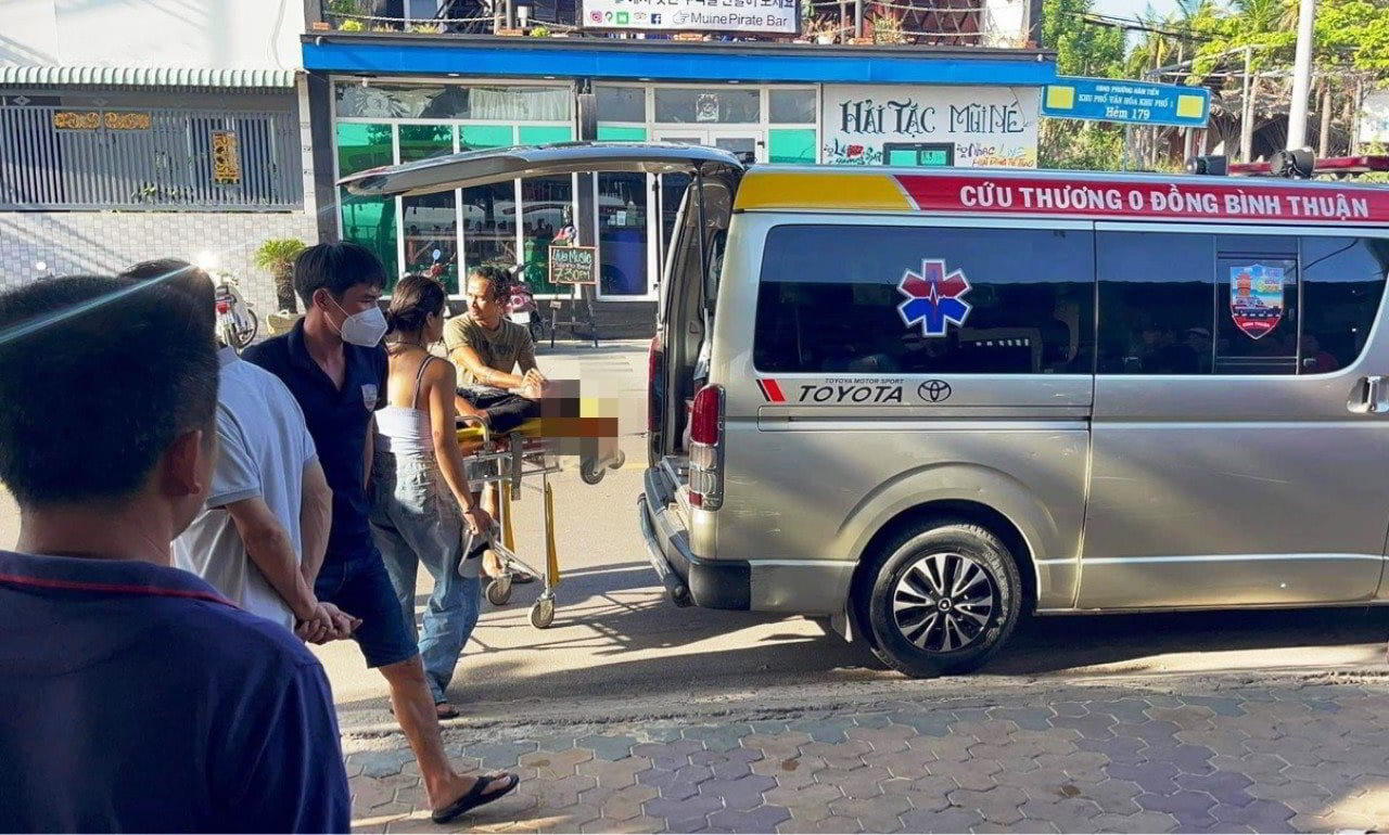 Phê thuốc lào, một thanh niên ngất xỉu phải nhập viện - Ảnh: Lê Phúc/Báo Bình Thuận