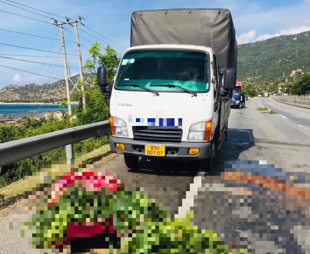 Đang thay lốp xe trên đường, 2 người bị tông chết - Ảnh: Lê Phúc/Báo Bình Thuận