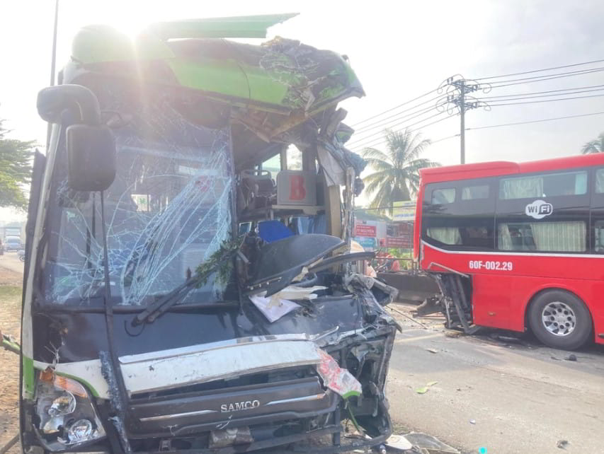 Xe khách biển số Bình Thuận vỡ nát đầu sau tai nạn - Ảnh: Mạnh Thắng/Tiền Phong