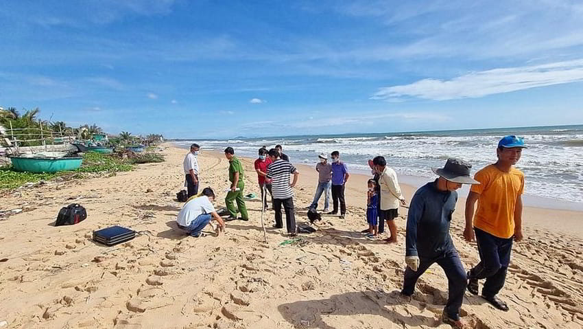Phát hiện cẳng chân đang phân hủy trên bờ biển - Ảnh: PĐ/Pháp Luật TPHCM