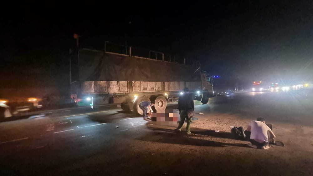 Tai nạn giữa xe tải và người đi bộ, công an tìm người thân - Ảnh: Nguyễn Luân/Báo Bình Thuận